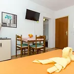 Lägenhet Knezovicapartments *